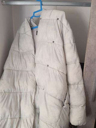 Anorak blanco roto sin etiqueta es nueva