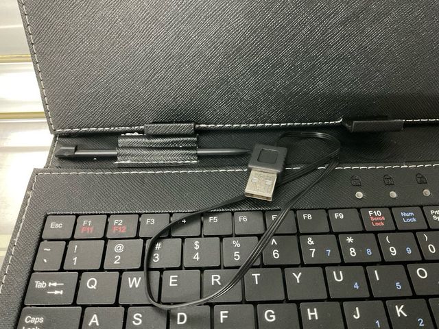 Funda con teclado para tablet de 7” marca Unotec