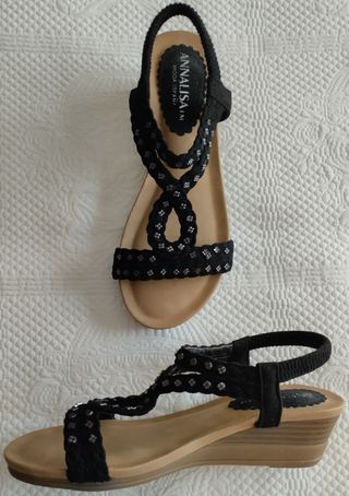Sandalia negra con pedrería de Annalisa 