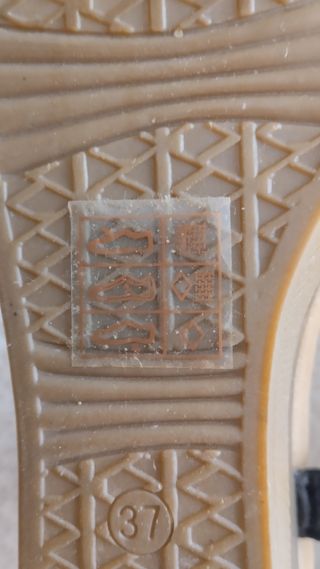 Sandalia negra con pedrería de Annalisa 