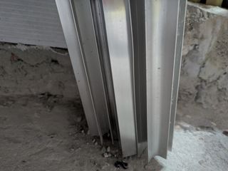 Perfil aluminio con esquinas redondeadas.