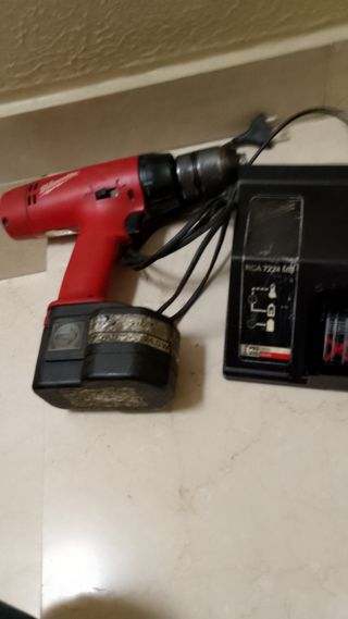 Carica batteria Milwaukee 
