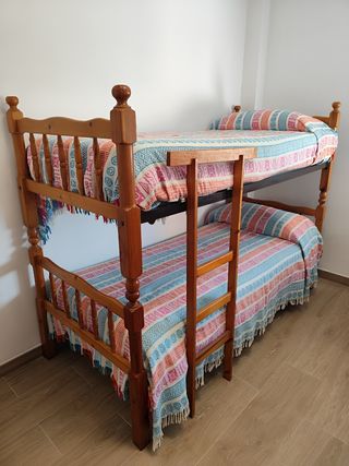Litera, cómoda y mesita de noche.