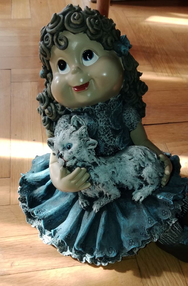 Figura niña con gato