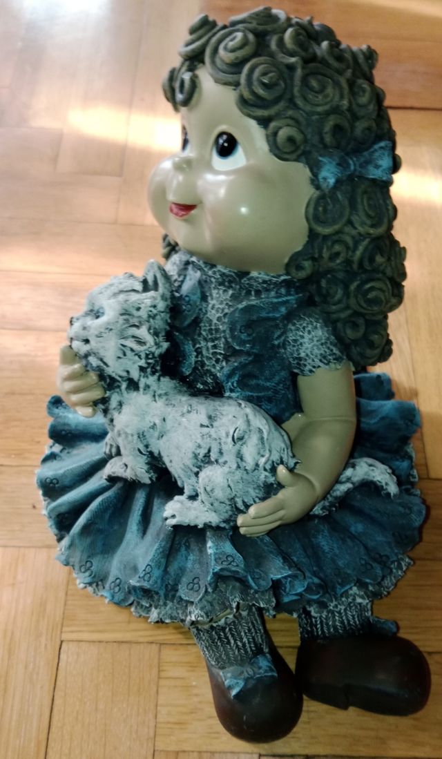 Figura niña con gato