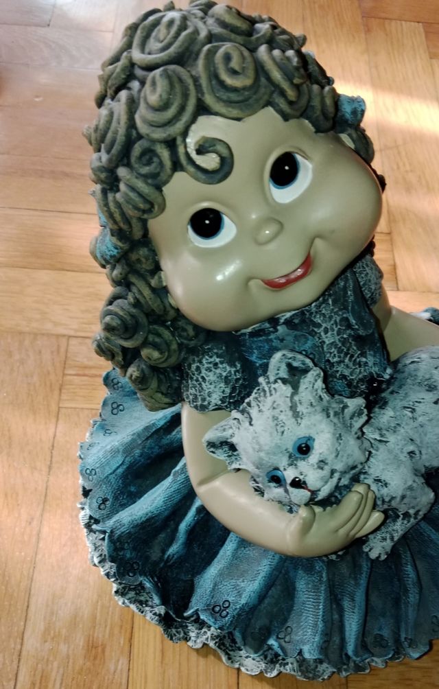 Figura niña con gato