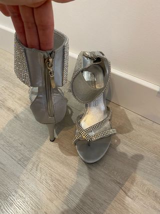 Zapatos ee tacón plateado con brillantes