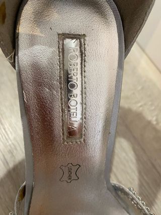 Zapatos ee tacón plateado con brillantes