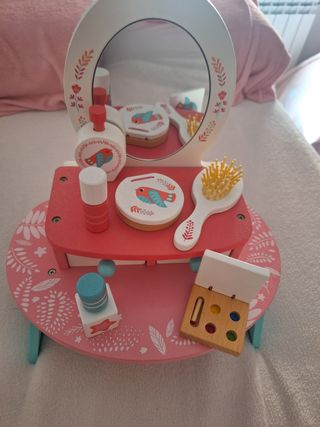 Tocador madera sobre mesa de juguete