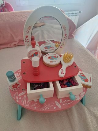 Tocador madera sobre mesa de juguete