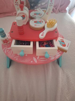 Tocador madera sobre mesa de juguete