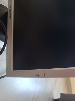 Monitor Samsung 19" incluye cables