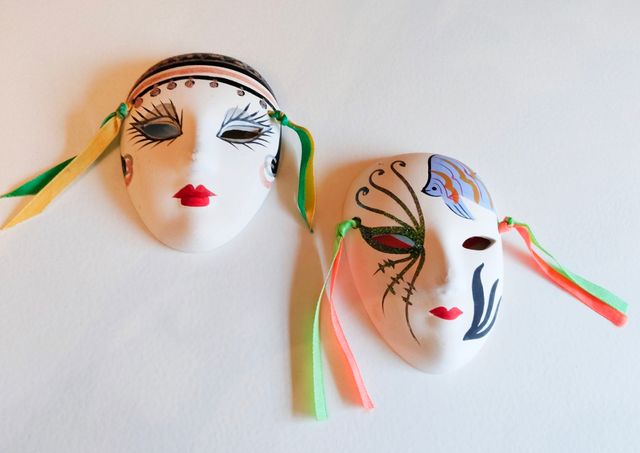 Máscaras pequeñas pintadas a mano