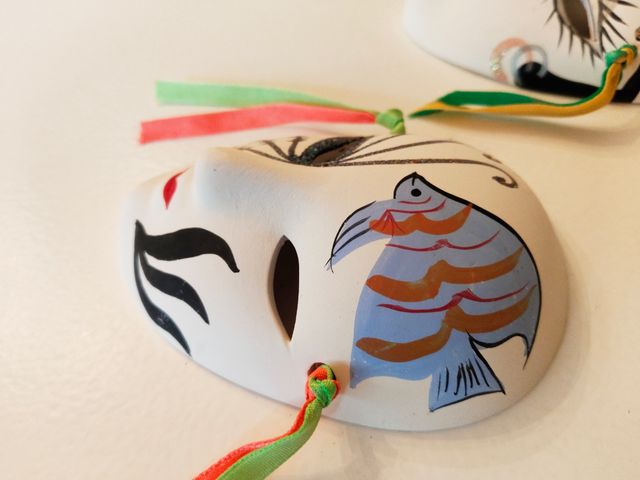 Máscaras pequeñas pintadas a mano