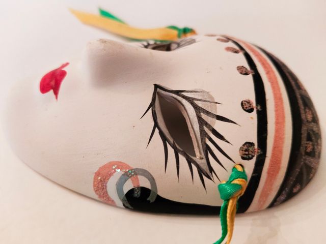 Máscaras pequeñas pintadas a mano