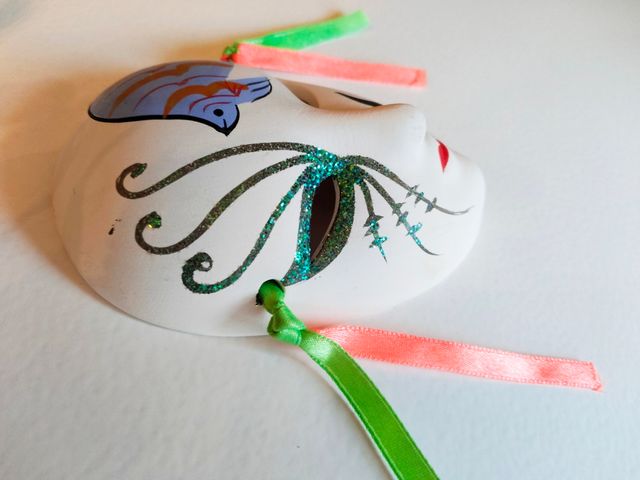 Máscaras pequeñas pintadas a mano