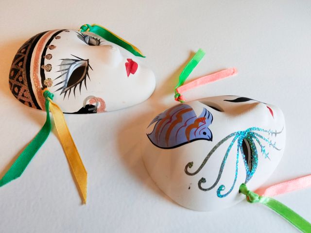 Máscaras pequeñas pintadas a mano