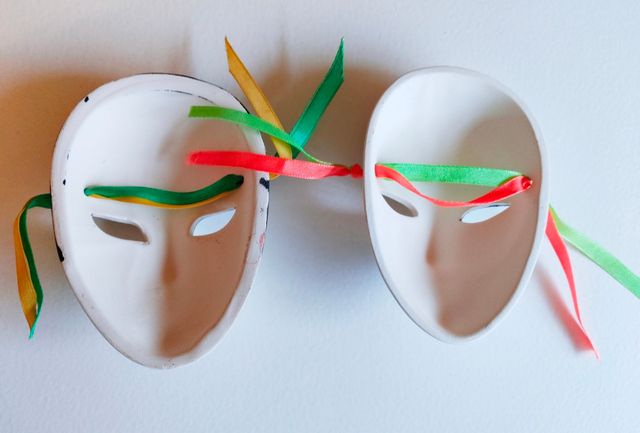 Máscaras pequeñas pintadas a mano