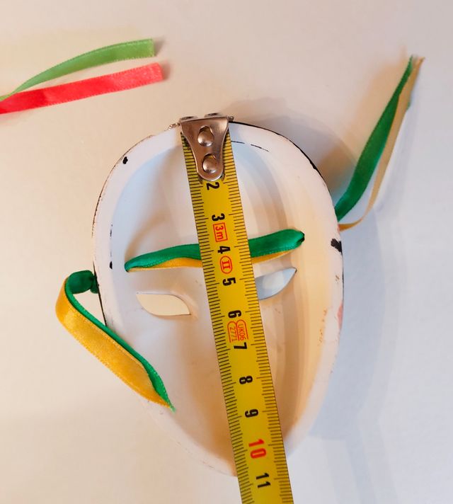 Máscaras pequeñas pintadas a mano