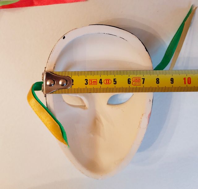 Máscaras pequeñas pintadas a mano