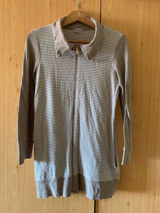 Chaqueta con cremallera beige a rayas