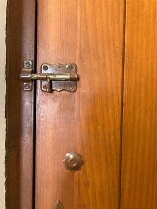 Puerta partida de madera.