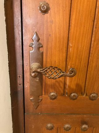 Puerta partida de madera.