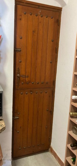 Puerta partida de madera.