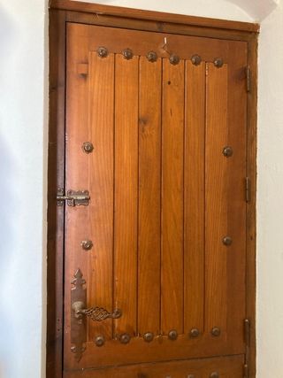 Puerta partida de madera.