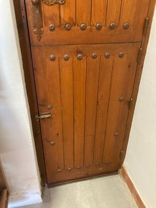 Puerta partida de madera.