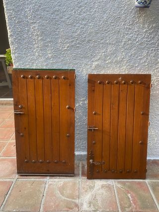 Puerta partida de madera.