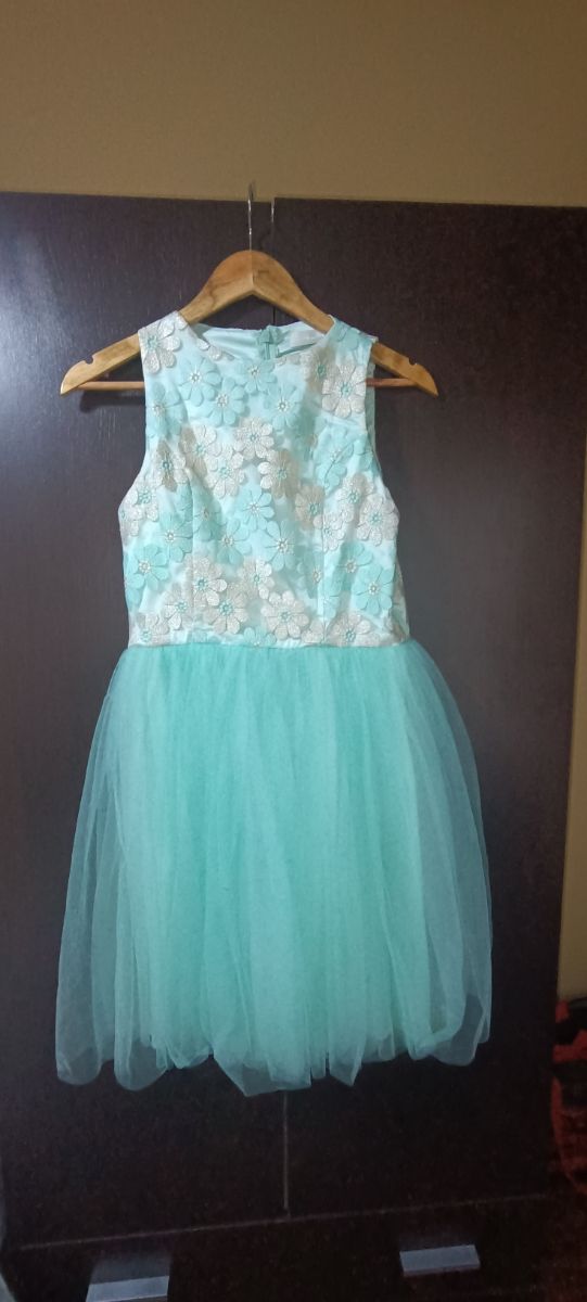 Vestido con tul y cinturón