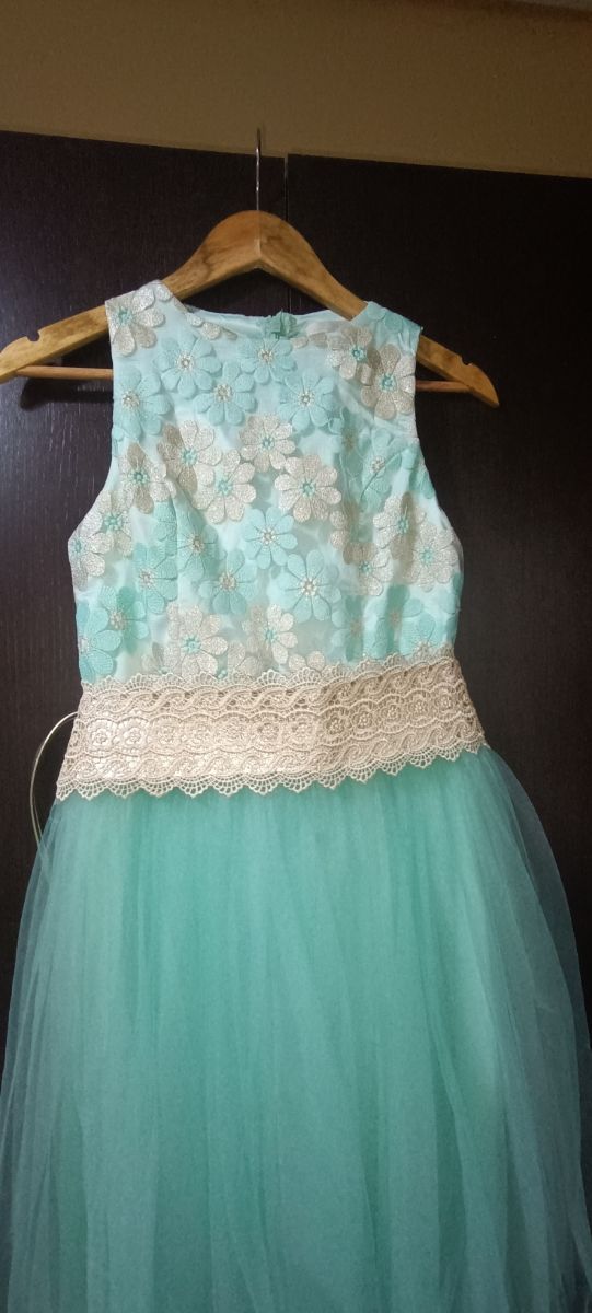 Vestido con tul y cinturón