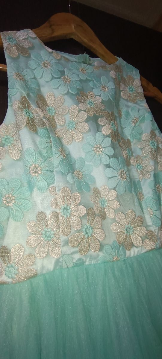 Vestido con tul y cinturón