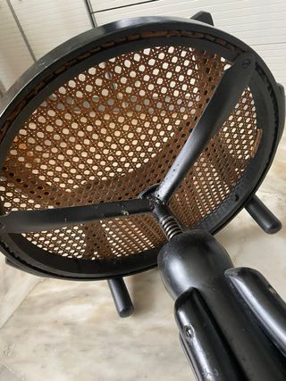 Silla giratoria de madera estilo Thonet.