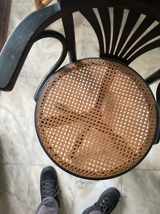 Silla giratoria de madera estilo Thonet.