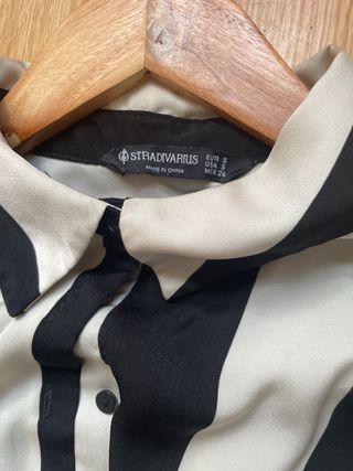 Camisa color beige y negro  con botones negros.8€