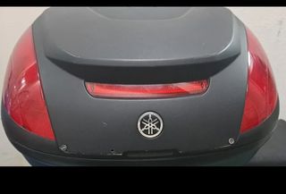 Baúl Yamaha para 2 cascos jet+soporte de baúl.