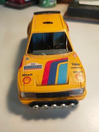 Coche juguete Peugeot 205