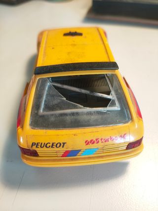 Coche juguete Peugeot 205