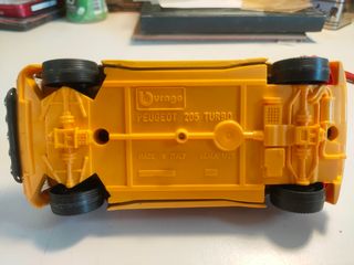Coche juguete Peugeot 205