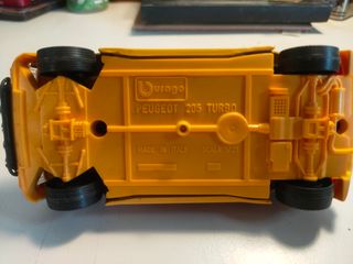 Coche juguete Peugeot 205