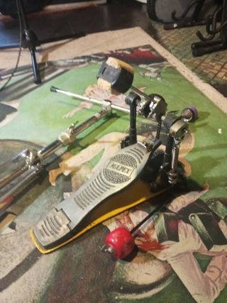 Pedal de bombo y complementos