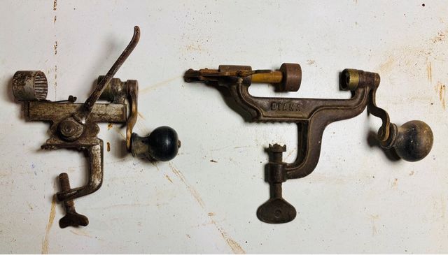 Macchinette vintage per caricare cartucce