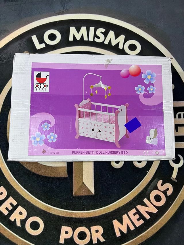 Cama de muñecas con estrellas rosas