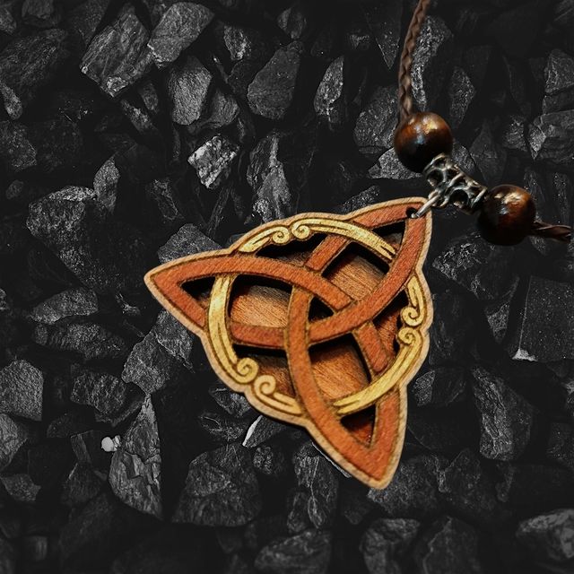 Collana celtica in legno