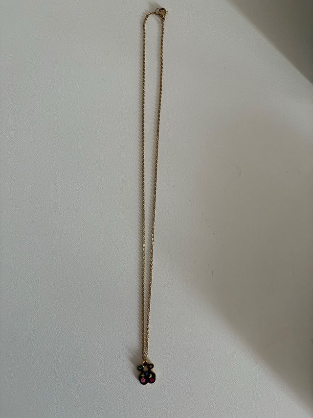 Osito Tous dorado con colores y cadena. 