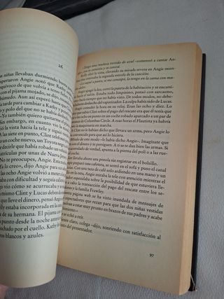 Dos Niñas Vestidas De Azul
