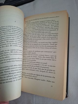 Dos Niñas Vestidas De Azul