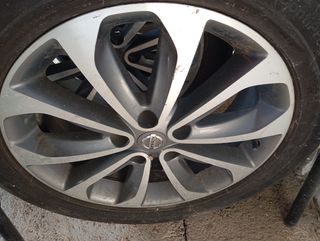 Se venden llantas como nuevas originales de Nissan